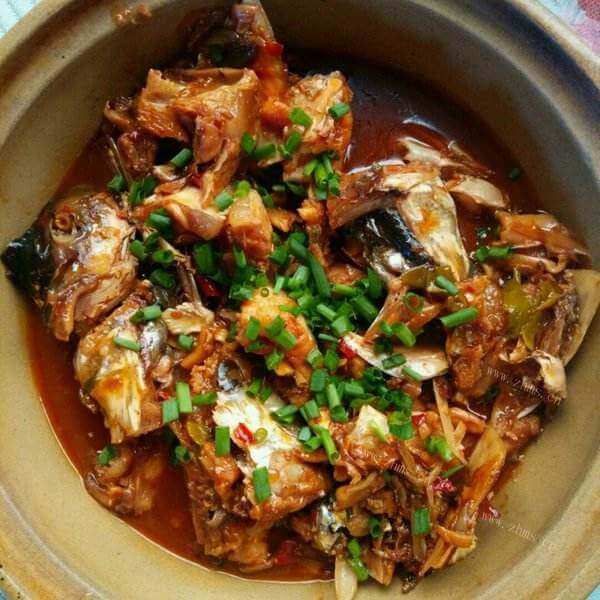 美味的农村红烧鱼头