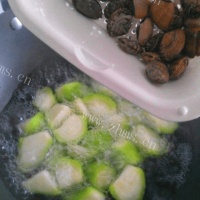 美味的蛤蜊丝瓜汤的做法图解四