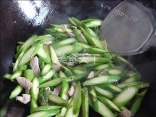 蚝油芦笋炒肉做法图解5)