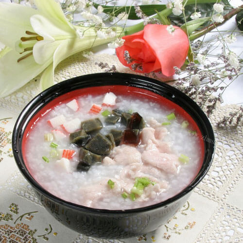 简单方便的电饭锅版皮蛋瘦肉粥