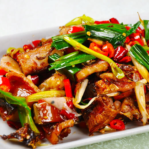 美味的剁椒炒腊鱼