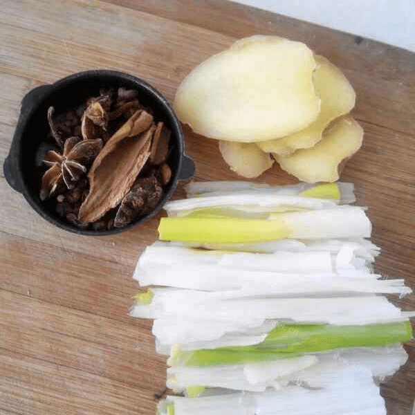 美味的酸菜汆白肉做法图解2)