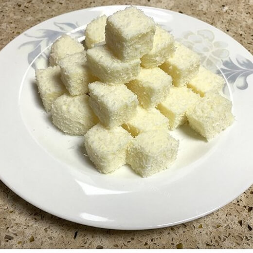 美味的牛奶椰丝小方块