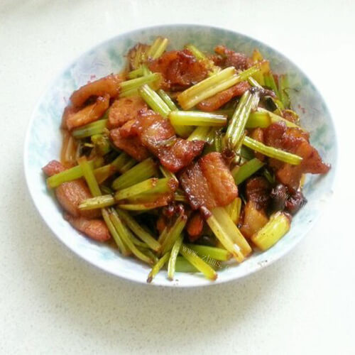 美味的肉片炒香芹