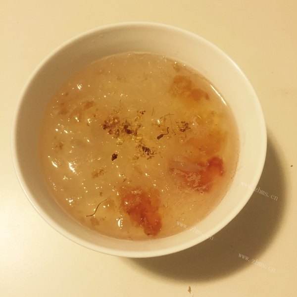 美味的雪燕桃胶皂角米银耳汤