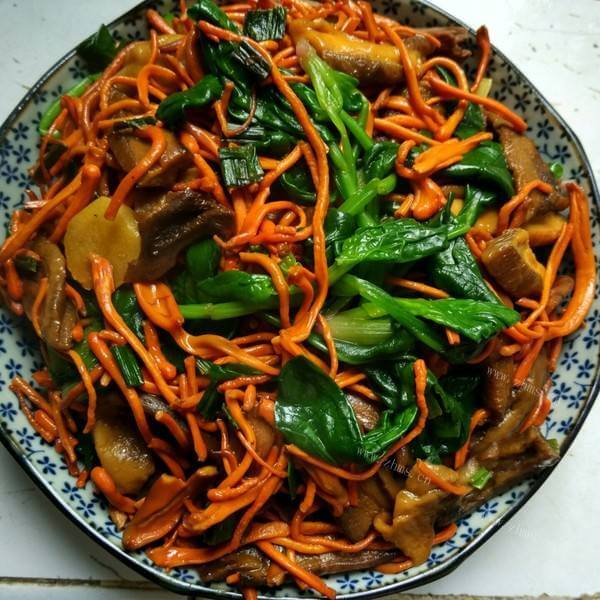 健康的虫草花炒鸡肉
