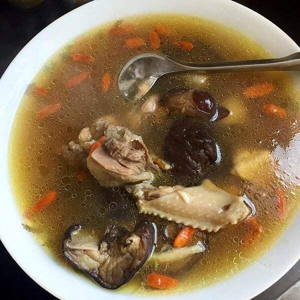 滋补的枸杞香菇蒸鸡腿