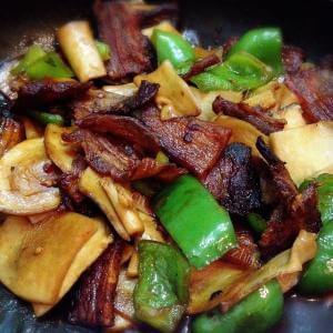 美味的甜酱爆炒五花肉
