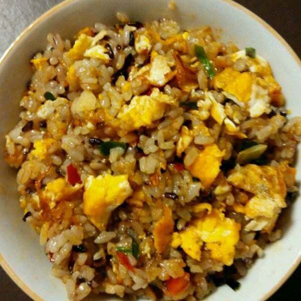 好吃鸡蛋炒黑米饭