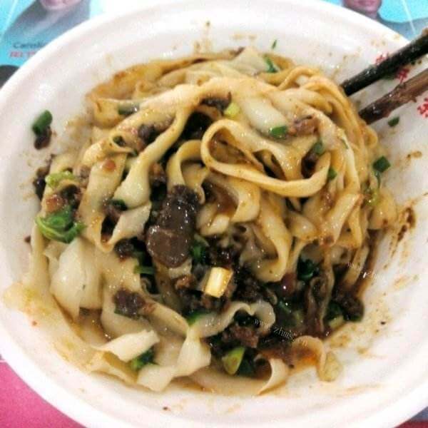美味的干拌刀削面