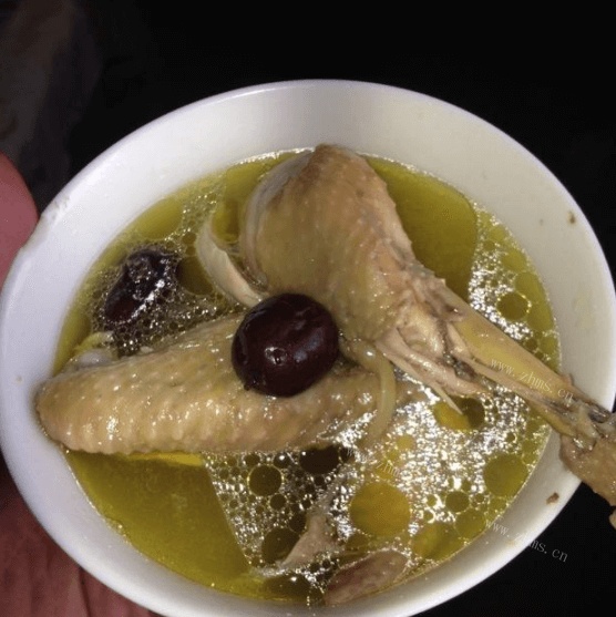 美味的砂锅红枣鸡汤