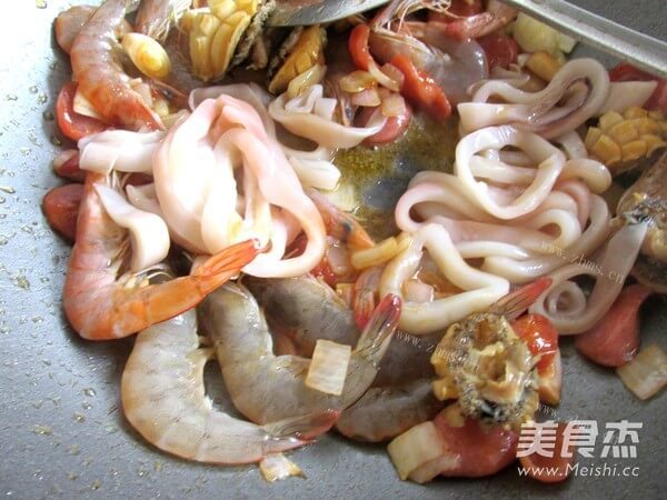 鲜甜海鲜鲍鱼饭做法图解5)