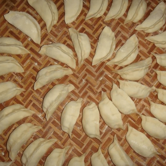 自制酸菜馅水饺做法图解10)