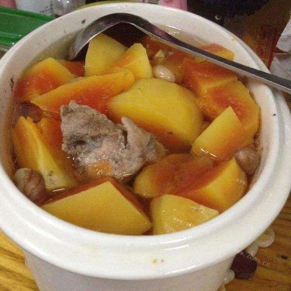 滋补的鸡爪猪骨木瓜汤