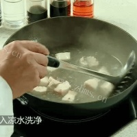 家常菜茶树菇烧五花肉的做法图解二