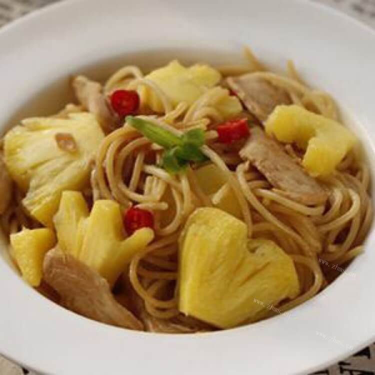 鲜美的菠萝鸡肉意面
