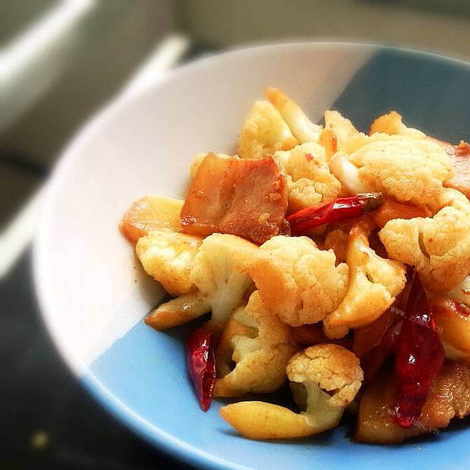 美味的火腿肠煸花椰菜