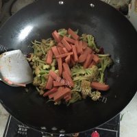 美味之火腿肠煸花椰菜的做法图解四