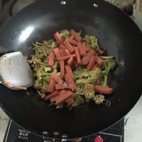 美味之火腿肠煸花椰菜做法图解4)
