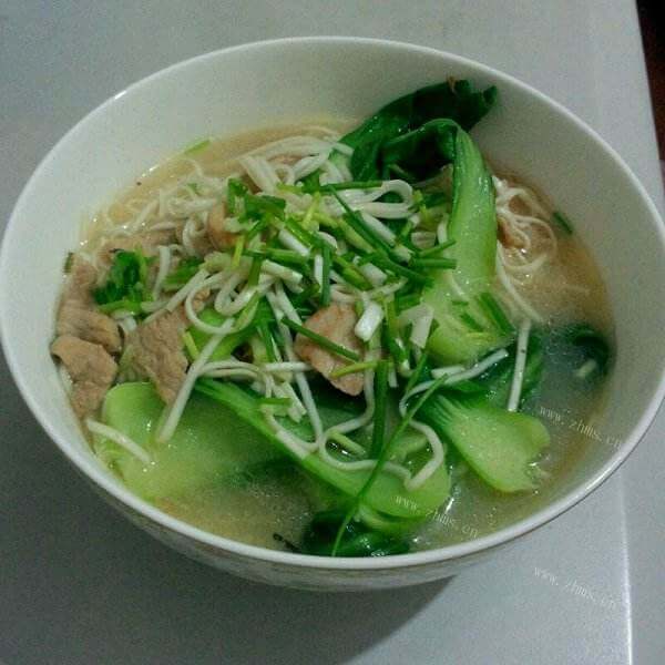 美味的茄子青菜浓汤