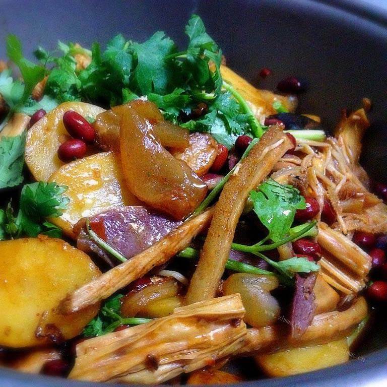美味的竹芛莲菜炒肉