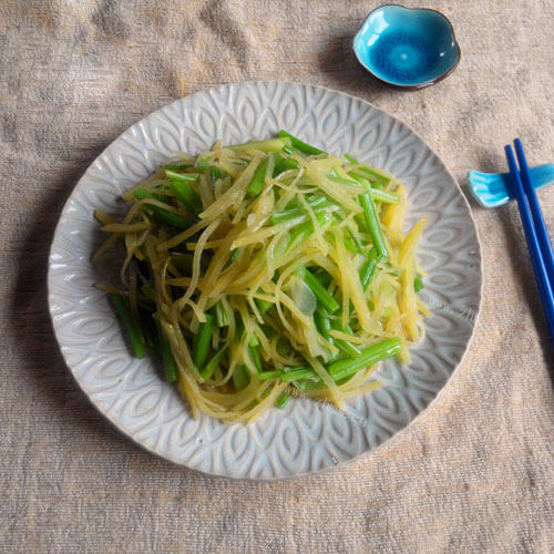 新鲜芹菜炒土豆丝