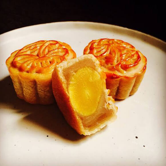 美味的莲蓉蛋黄广式月饼