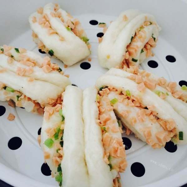飘香葱花香肠小花卷