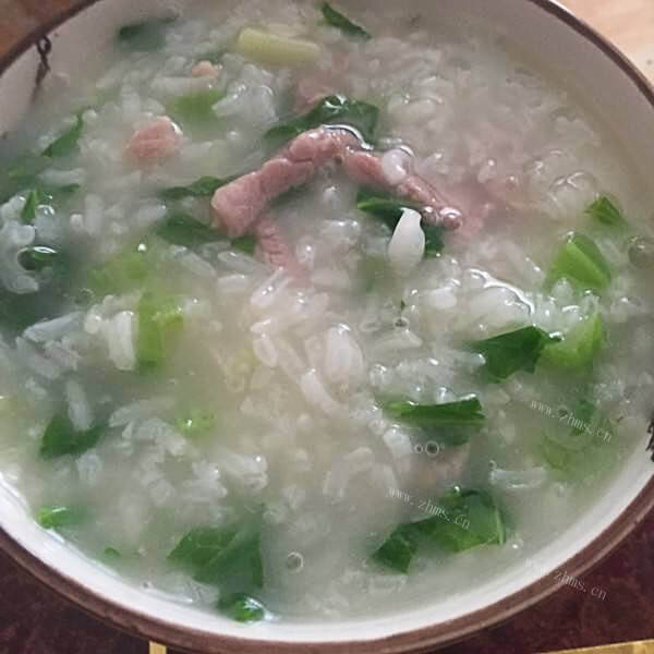 营养丰富的鸡毛菜牛肉粥