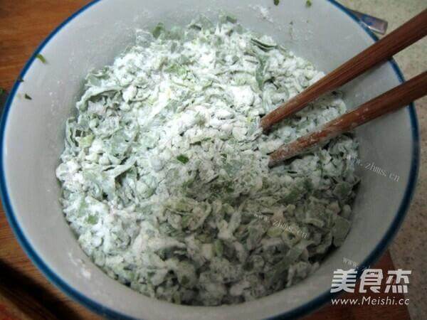 美味的香菜土豆翡翠饼做法图解3)