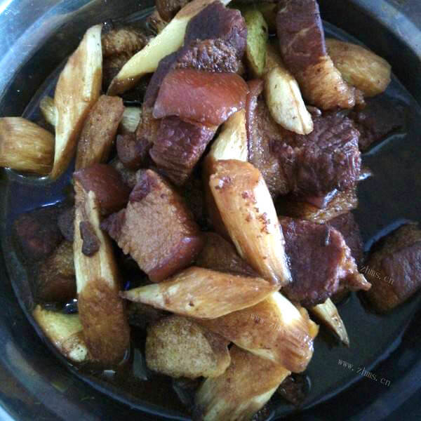 美味的砂锅茭白炖肉