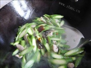 蚝油芦笋炒肉做法图解6)