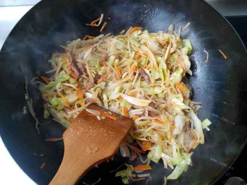 鲜爽的醋溜甘蓝豆芽菜做法图解6)