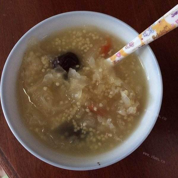 美味的苹果银耳汤圆糯米粥