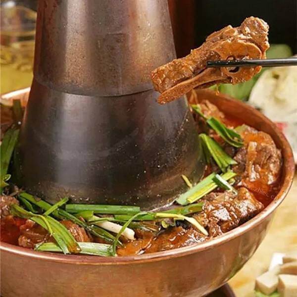 美味的羊肉火锅底