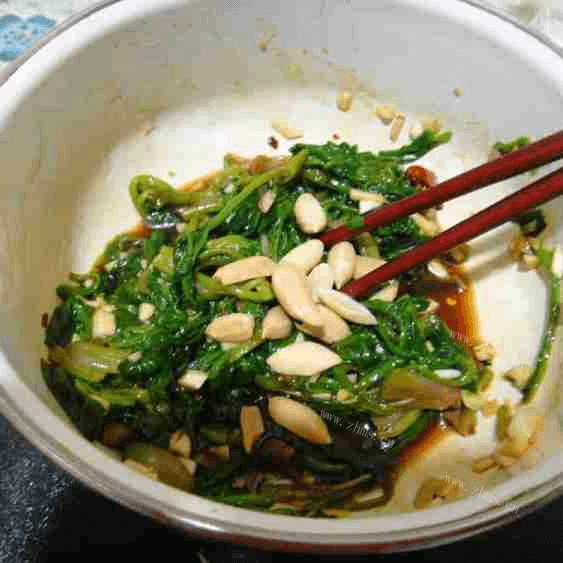 家常菜果仁菠菜做法图解7)