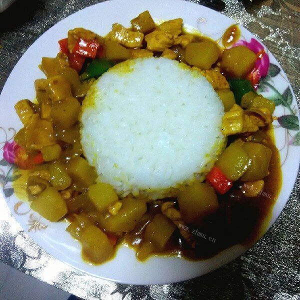 好吃的咖喱鸡肉土豆饭