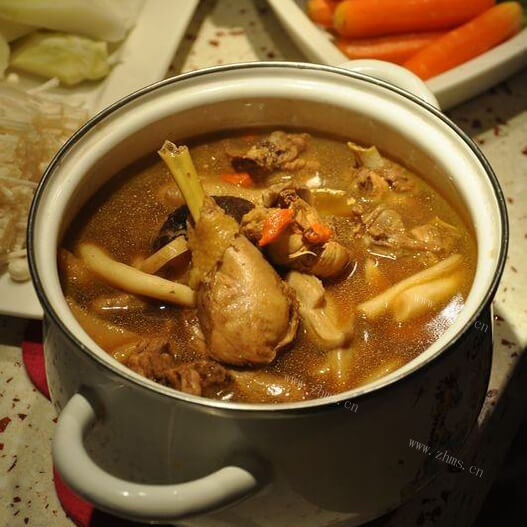 美味的蒸汽鸡肉杂菇火锅