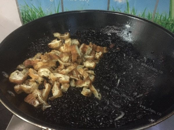 美味的炒黑米饭做法图解6)