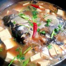 可口的野外铁锅炖鱼