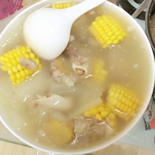 养生的筒子骨炖玉米汤