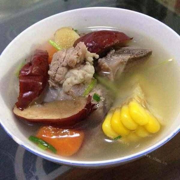 可口的蟹味菇白菜龙骨汤