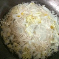 好吃又好做的卷心菜鸡蛋挂面做法图解2)