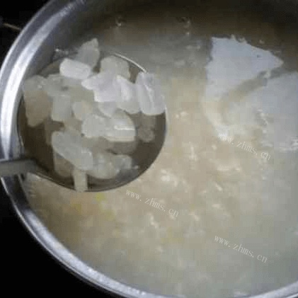 美味的银耳莲子粥做法图解7)