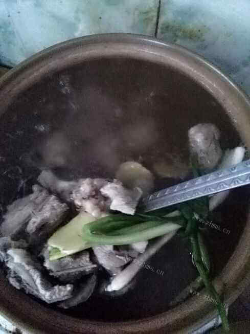 清香龙骨番茄汤做法图解1)