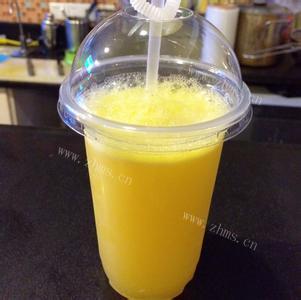 新鲜的的鲜榨牛油果苹果橙汁