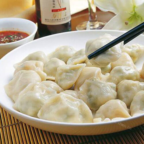 多汁的牛肉香菇馅饺子