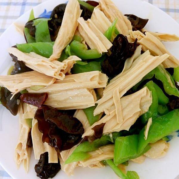 爽口的黑木耳炒腐竹