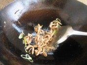 健康的黑木耳炒腐竹做法图解5)