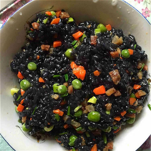 好吃的春笋咸肉豌豆乌米饭